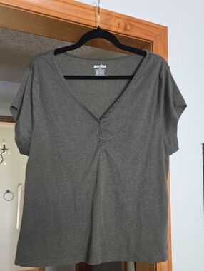 Old Navy Short Sleeve V-Neck Tee in Olive